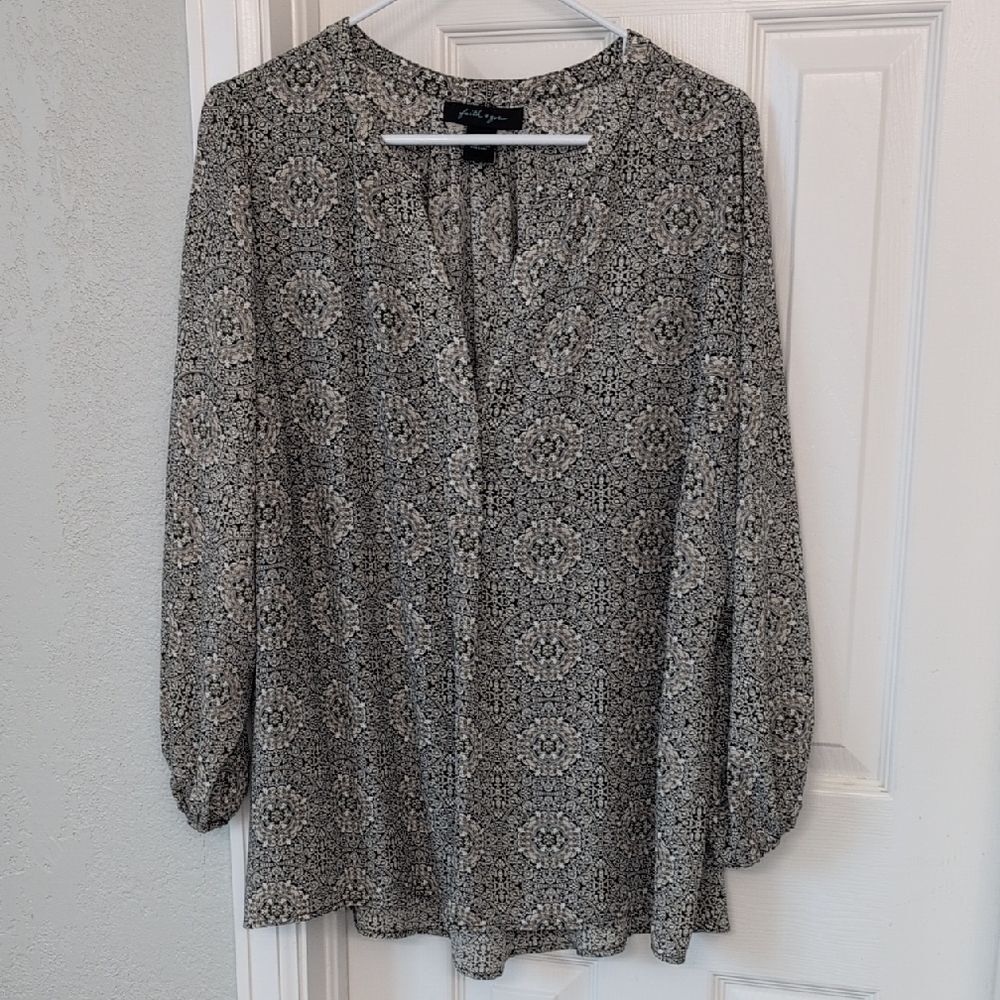 Faith & Zoe Black and White Patterned Blouse